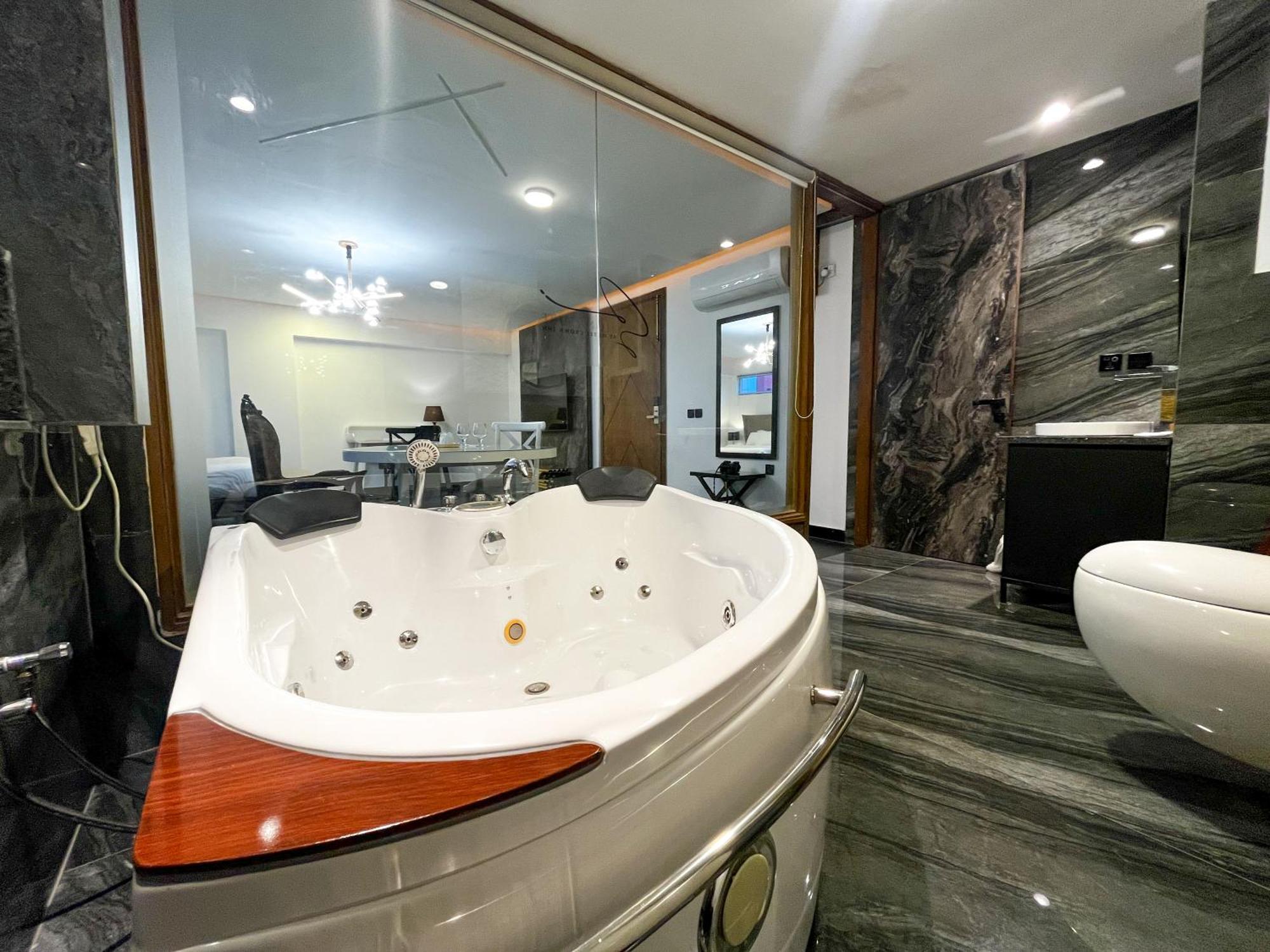 Hotel Crown Inn Karachi Bagian luar foto