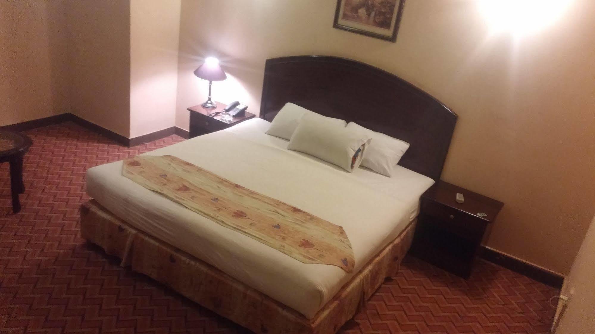 Hotel Crown Inn Karachi Bagian luar foto
