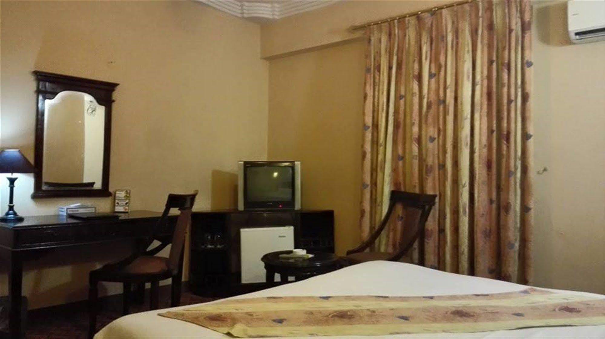 Hotel Crown Inn Karachi Bagian luar foto