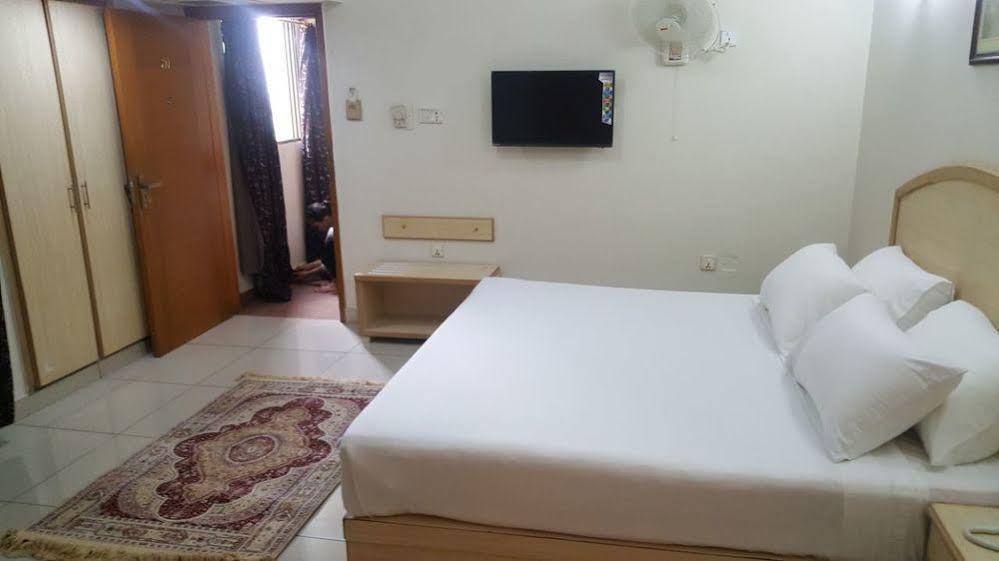 Hotel Crown Inn Karachi Bagian luar foto